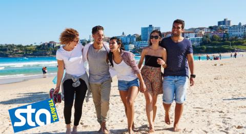ボンダイ・ビーチ、シドニー Students enjoying a sunny day at Bondi Beach, Sydney