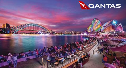 ビビッド・シドニーセール Patrons at Opera Bar enjoying the sunset and light projections during Vivid Sydney 2018