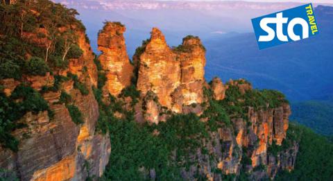 The Three Sisters, Katoomba ブルー・マウンテンズのカトゥーンバ、スリー・シスターズに沈む太陽。
