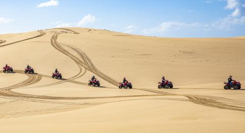 楽しんでいる小グループアボリジニの Sand Dune Adventuresによるクワッドバイクの文化ツアーポート・スティーブンス