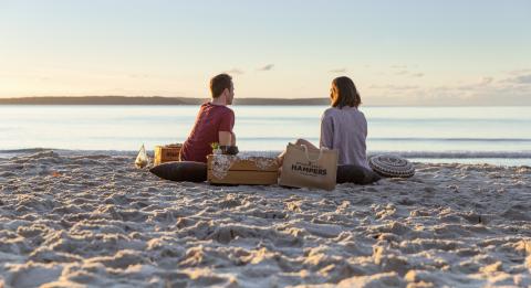 満員のピクニックを楽しむカップルハイアムス・ビーチブレナムビーチのハンパージャービス・ベイ