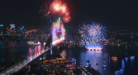 壮観な真夜中の花火大会 シドニー・ハーバー 新年の始まりを祝うために