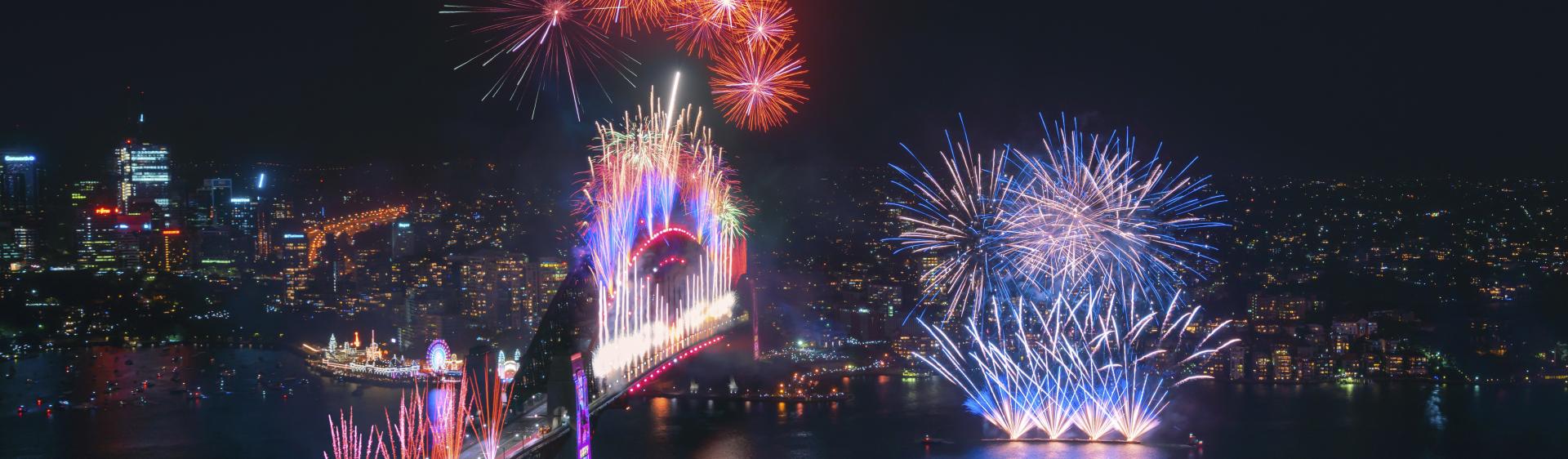 壮大な真夜中の花火が表示されますシドニー・ハーバーで新年の始まりを祝うために2020 、 シドニー