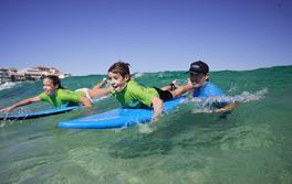 ボンダイのレッツ・ゴー・サーフィンでサーフィンを習う子供たち